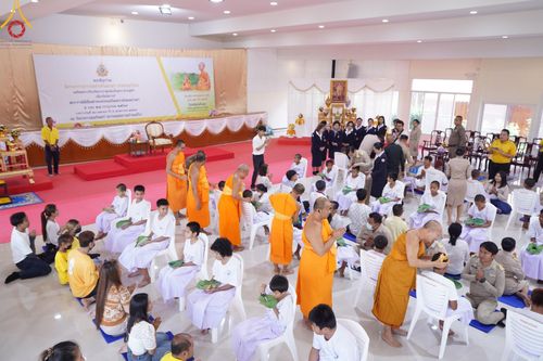 ภาพ No.59093:พิธีปลงผมและแห่นาคธรรมทายาท ในโครงการบรรพชาสามเณร ภาคฤดูร้อน เฉลิมพระเกียรติพระบาทสมเด็จพระเจ้าอยู่หัว เนื่องในโอกาส  พระราชพิธีมหามงคลเฉลิมพระชนมพรรษา 6 รอบ  ปลงผมนาคในวันที่ 21 เมษายน พ.ศ 2567 ณ วัดกลางธนรินทร์ (ธรรมอุทยานบ้านแป้ง)