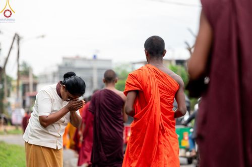 ภาพ No.139386:พิธีตักบาตรรอบเมืองดัมบุลล่า เทศกาลวิสาขบูชาแห่งชาติ ศรีลังกา เมื่อวันที่ 16 พฤษภาคมที่ผ่านมา คณะสงฆ์จากวัดพระธรรมกาย และคณะพระภิกษุสามเณรศรีลังกา ในโครงการสยาม-ลังกา ธรรมยาตรา ฉลองเทศกาลวิสาขบูชาแห่งชาติ ศรีลังกา บูชาธรรม 80 ปีหลวงพ่อธัมมชโย