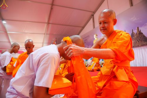 ภาพ No.103230:พิธีบรรพชา พิธีขอศีลและนิสัย ธรรมทายาทชาวอินโดนีเซียกว่า 1,000 คน ณ มหาเจดีย์บุโรพุทโธ ประเทศอินโดนีเซีย ในวันที่ 19 ธันวาคม พ.ศ. 2566