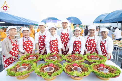 ภาพ No.200841:พิธีถวายภัตตาหารเป็นสังฆทาน แด่พระธรรมยาตรา ณ อนุสรณ์สถานบางปลา วัดบางปลา อำเภอบางเลน จังหวัดนครปฐม ในโครงการธรรมยาตรา กตัญญูบูชา มหาปูชนียาจารย์ พระมงคลเทพมุนี(สด จนฺทสโร) พระผู้ปราบมาร อนุสรณ์สถาน 7 แห่ง ปีที่ 13 วันที่ 24 มกราคม พ.ศ. 2568