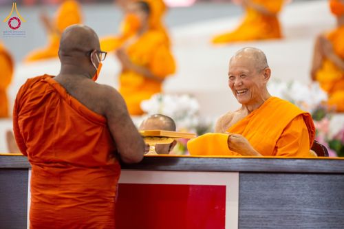 ภาพ No.127042:พิธีมอบใบประกาศเกียรติคุณองค์กรนานาชาติ และหน่วยงานที่ชักชวนคนร่วมโครงการนั่งสมาธิเพื่อสันติภาพโลกมากที่สุด วันอาทิตย์ที่ 1 มีนาคม พ.ศ. 2567 ณ สภาธรรมกายสากล วัดพระธรรมกาย