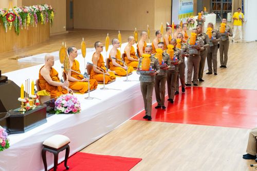 ภาพ No.208933:พระบาทสมเด็จพระเจ้าอยู่หัว ทรงมีพระราชศรัทธาทรงพระกรุณาโปรดเกล้าฯ ให้บำเพ็ญพระราชกุศลถวายภัตตาหารพระราชทาน การสอบบาลีสนามหลวง ณ วัดพระธรรมกาย ย อ.คลองหลวง จ.ปทุมธานี วันที่ 23-24 กุมภาพันธ์ พ.ศ. 2568