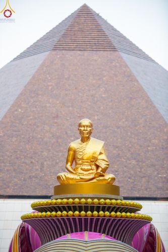 ภาพ No.107508:พิธีตักบาตรพระธรรมยาตราฯ ในโครงการธรรมยาตรากตัญญูบูชา มหาปูชนียาจารย์ พระมงคลเทพมุนี(สด จนฺทสโร) พระผู้ปราบมาร ปีที่ 12 ณ อนุสรณ์สถานมหาวิหารพระมงคลเทพมุนี อ.สองพี่น้อง จ.สุพรรณบุรี วันที่ 7 มกราคม พ.ศ. 2567