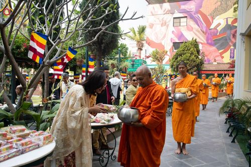 ภาพ No.80205:สามเณรในโครงการบรรพชาสามเณรหมู่ รับบิณฑบาตจากญาติโยมสาธชุน บริเวณชุมชน Patan และ Thamel กรุงกาฐมาณฑุ ประเทศเนปาล วันที่ 31 มีนาคม พ.ศ. 2566