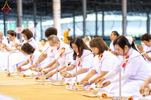 ภาพ No.202277:พิธีถวายภัตตาหารเป็นสังฆทาน แด่พระธรรมยาตรา ณ วัดพระธรรมกาย ตำบลคลองสาม อำเภอคลองหลวง จังหวัดปทุมธานี ในโครงการธรรมยาตรา กตัญญูบูชา มหาปูชนียาจารย์ พระมงคลเทพมุนี(สด จนฺทสโร) พระผู้ปราบมาร อนุสรณ์สถาน 7 แห่ง ปีที่ 13 วันที่ 27 มกราคม พ.ศ. 2568
