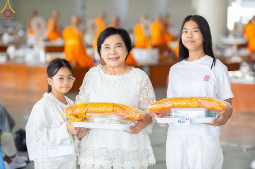 ภาพ No.177344:พิธีถวายภัตตาหารเมนูสวรรค์ และพิธีบุพเปตพลี ครั้งที่ 158 ร่วมอุทิศบุญแด่หมู่ญาติที่ล่วงลับไปแล้ว และสืบทอดอายุพระพุทธศาสนา ณ วัดพระธรรมกาย วันที่ 30 พฤศจิกายน พ.ศ.2567 (วันพระ แรม 15 ค่ำ เดือน 12)