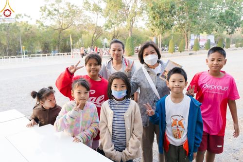 ภาพ No.193838:วัดพระธรรมกาย จัดงานวันเด็กแห่งชาติ ประจำปี พ.ศ.2568 ออกร้านอาหาร 200 ร้าน มอบของขวัญหลายหมื่นชิ้น วันที่ 12 มกราคม พ.ศ. 2568 วัดพระธรรมกาย อ.คลองหลวง จ.ปทุมธานี