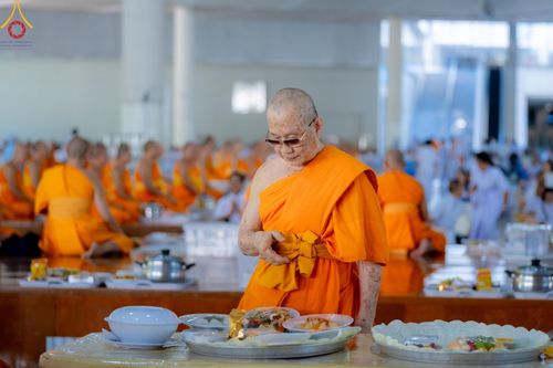 ภาพ No.147722:พิธีถวายภัตตาหารเมนูสวรรค์ ในพรรษาแห่งการเข้าถึงธรรม วันเสาร์ที่ 10 สิงหาคม พ.ศ. 2567 ณ หอฉันคุณยายอาจารย์ฯ วัดพระธรรมกาย