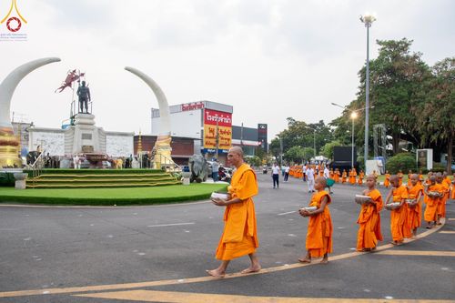 ภาพ No.62021:สามเณรจากศูนย์อบรมเยาวชนสุรินทร์ ออกบิณฑบาต รอบอำเภอเมือง จ.สุรินทร์ ในโครงการบรรพชาสามเณร ฟื้นฟูพระพุทธศาสนาทั่วไทย วันที่ 9 เมษายน พ.ศ. 2567