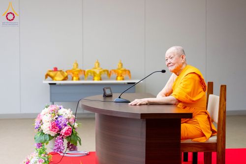 ภาพ No.222532:วันที่ 21 เมษายน พ.ศ. 2568 หลวงพ่อทัตตชีโวต้อนรับคณะสงฆ์ศรีลังกา ณ อาคาร 100 ปี คุณยายมหารัตนอุบาสิกาจันทร์ ขนนกยูง วัดพระธรรมกาย