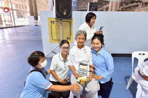 ภาพ No.238069:วันอังคารที่ 12 สิงหาคม พ.ศ. 2568 กิจกรรมวันแม่แห่งชาติ พิธีเปิดห้องปฎิบัติธรรม "กลางใส ใจสว่าง" (World Inner Peace Meditation Room) พิธีลูกกราบคุณแม่-คุณพ่อ พิธีทอดผ้าป่ากองทุนเลี้ยงพระ&กฐิน 30,000 วัด(บูชาธรรมหลวงพ่อ) พิธีไถ่โคท้อง 2 ตัว  ณ วิหารคด 2 ว