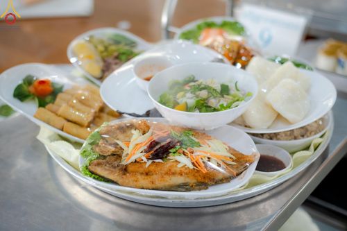 ภาพ No.143154:พิธีถวายภัตตาหารเพื่อเป็นกำลังแห่งการเข้าถึงธรรม ของพระภิกษุสามเณร วัดพระธรรมกาย วันเสาร์ที่ 6 กรกฏาคม พ.ศ. 2567 ณ หอฉันคุณยายอาจารย์ วัดพระธรรมกาย จ.ปทุมธานี