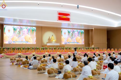 ภาพ No.180786:พิธีถวายภัตตาหารเมนูสวรรค์ และพิธีถวายอุปกรณ์กันหนาว แด่คณะพระภิกษุสามเณรวัดพระธรรมกาย วันอาทิตย์ที่ 8 ธันวาคม พ.ศ.2567 ณ สภาธรรมกายสากล วัดพระธรรมกาย