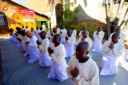 ภาพ No.231620:โครงการบรรพชาอุปสมบทหมู่ครั้งที่ 2 ณ วัดพระธรรมกายโจฮันเนสเบิร์ก ประเทศแอฟริกาใต้ วันอาทิตย์ 29 มิถุนายน พ.ศ. 2568