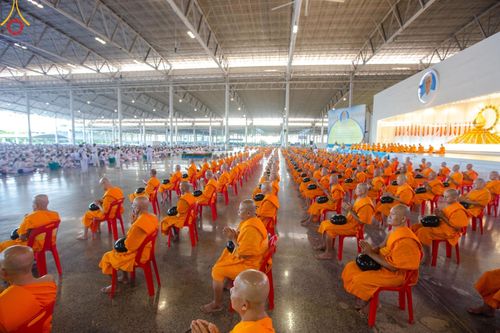 ภาพ No.150971:พิธีตักบาตร ในวันอาทิตย์ต้นเดือน วันที่ 1 กันยายน พ.ศ. 2567 ณ สภาธรรมกายสากล วัดพระธรรมกาย