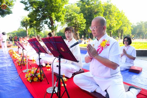 ภาพ No.103276:พิธีตักบาตรพระธรรมทายาท 1,000 รูป ณ มหาเจดีย์บุโรพุทโธ ประเทศอินโดนีเซีย ในวันที่ 20 ธันวาคม พ.ศ. 2566