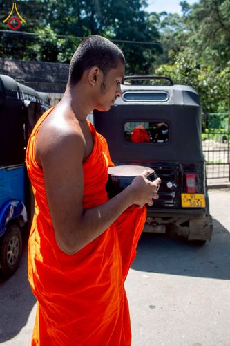 ภาพ No.225625:วันที่ 5 พฤษภาคม พ.ศ. 2568 พิธีบิณฑบาตรอบเมืองนูวราอิลิย่า ฉลองเทศกาลวิสาขบูชา แห่งชาติประเทศศรีลังกา