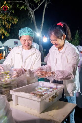 ภาพ No.194875:พิธีถวายภัตตาหารเป็นสังฆทาน แด่พระธรรมยาตรา ณ อนุสรณ์สถานมหาวิหารพระมงคลเทพมุนี (โลตัสแลนด์) อ.สองพี่น้อง จ.สุพรรณบุรี ในโครงการธรรมยาตรา กตัญญูบูชา มหาปูชนียาจารย์ พระมงคลเทพมุนี(สด จนฺทสโร) พระผู้ปราบมาร แห่ง ปีที่ 13 วันที่ 14 มกราคม พ.ศ.2568