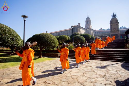 ภาพ No.232812:วันที่ 1 กรกฏาคม พ.ศ. 2568 Dhammayatra in South Africa 2025 ธรรมยาตราแอฟริกาใต้ — เส้นทางแห่งสติ สมาธิ และปัญญา ธรรมทายาทที่ได้อบรมโครงการบรรพชาอุปสมบทหมู่ครั้งที่ 2 ณ วัดพระธรรมกายโจฮันเนสเบิร์ก ประเทศแอฟริกาใต้