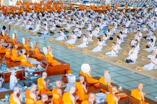 ภาพ No.91523:พิธีบุพเปตพลี ครั้งที่ 142 ร่วมอุทิศบุญแด่หมู่ญาติที่ล่วงลับไปแล้ว และสืบทอดอายุพระพุทธศาสนา วันอาทิตย์ที่ 29 ตุลาคม พ.ศ. 2566 (วันพระขึ้น 15 ค่ำ เดือน 11) ณ หอฉันคุณยายอาจารย์ฯ วัดพระธรรมกาย