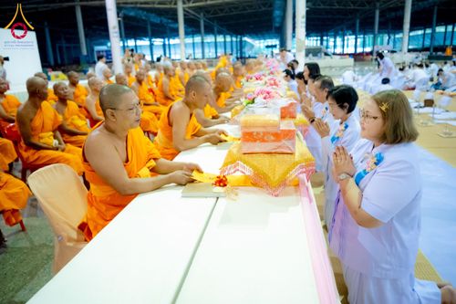 ภาพ No.204261:พิธีถวายภัตตาหารเป็นสังฆทาน แด่พระธรรมยาตรา ณ วัดพระธรรมกาย ตำบลคลองสาม อำเภอคลองหลวง จังหวัดปทุมธานี ในโครงการธรรมยาตรา กตัญญูบูชา มหาปูชนียาจารย์ พระมงคลเทพมุนี(สด จนฺทสโร) พระผู้ปราบมาร อนุสรณ์สถาน 7 แห่ง ปีที่ 13 วันที่ 31 มกราคม พ.ศ. 2568