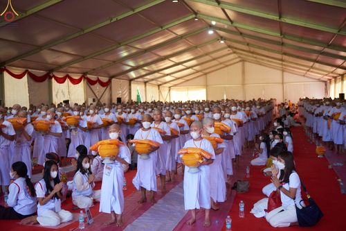 ภาพ No.67948:พิธีขอขมามอบผ้าไตรและบาตร แด่นาคธรรมทายาท ณ ประเทศอินโดนีเซีย เมื่อวันที่ 17 ธันวาคม พ.ศ. 2565