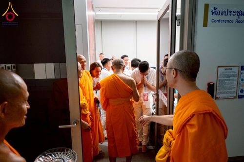 ภาพ No.222464:วันที่ 21 เมษายน พ.ศ. 2568 หลวงพ่อทัตตชีโวให้โอวาททีมงานอาสาสมัครเวียดนาม ณ อาคาร 100 ปี คุณยายมหารัตนอุบาสิกาจันทร์ ขนนกยูง วัดพระธรรมกาย