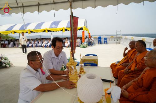 ภาพ No.131419:พิธีอัญเชิญพระบรมสารีริกธาตุ และองค์พระพุทธรัตนกายสิทธิ์ ติดตั้งองค์พระเจดีย์จตุรทิศ ถวายองค์พระเจดีย์ ลานธรรมและกำแพงแก้ว ถวายเป็นพุทธบูชา น้อมถวายบูชาธรรมหลวงพ่ออายุวัฒนมงคล ๘๐ พรรษา วันเสาร์ที่ ๑๖ มีนาคม พ.ศ. ๒๕๖๗ ณ วัดเขาพญาปราบ ต.ตะขบ อ.ปักธงชัย จ.น