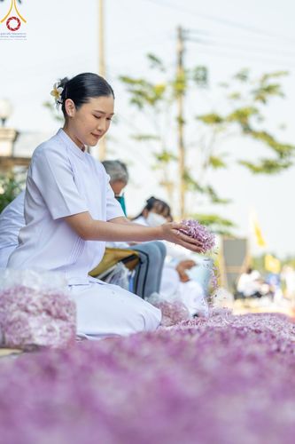 ภาพ No.190587:พิธีต้อนรับพระธรรมยาตรา ณ อนุสรณ์สถาน สถานที่ตั้งมโนปณิธานบวชตลอดชีวิต อนุสรณ์สถานคลองบางนางแท่น อ.สามพราน จ.นครปฐม ในโครงการธรรมยาตรา กตัญญูบูชา มหาปูชนียาจารย์ พระมงคลเทพมุนี(สด จนฺทสโร) พระผู้ปราบมาร อนุสรณ์สถาน 7 แห่ง ปีที่ 13 วันที่ 7 ม.ค.2568