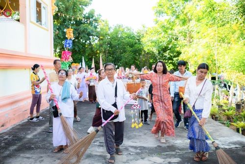 ภาพ No.166629:พิธีทอดกฐิน ณ วัดโพธิ์ไทร อ.เกษตรสมบูรณ์ จ.ชัยภูมิ ในโครงการกฐินสามัคคีทั่วไทย 30,000 วัด บูชาธรรม 80 ปี หลวงพ่อธัมมชโย โดยคณะศิษยานุศิษย์วัดพระธรรมกาย วันที่ 23 ตุลาคม พ.ศ. 2567