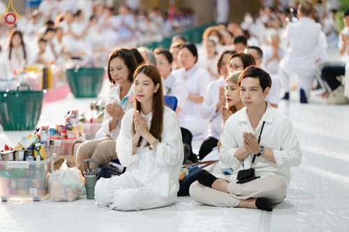 ภาพ No.145705:พิธีตักบาตรฉลองพระใหม่ รุ่นเข้าพรรษา ณ วิหารคด วัดพระธรรมกาย วันเสาร์ที่ 20 กรกฎาคม พ.ศ. 2567