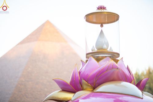 ภาพ No.189171:พระธรรมยาตราปฏิบัติธรรม และถ่ายภาพหมู่ประวัติศาสตร์ ในโครงการธรรมยาตรา กตัญญูบูชา มหาปูชนียาจารย์ พระมงคลเทพมุนี(สด จนฺทสโร) พระผู้ปราบมาร อนุสรณ์สถาน 7 แห่ง ปีที่ 13 วันที่ 4 มกราคม พ.ศ. 2568 ณ อนุสรณ์สถานมหาวิหารพระมงคลเทพมุนี (โลตัสแลนด์) อ.สองพี่น้อง