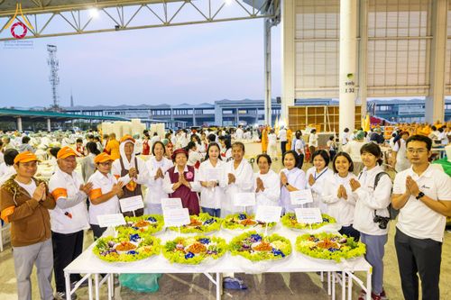 ภาพ No.203645:พิธีถวายภัตตาหารเป็นสังฆทาน แด่พระธรรมยาตรา ณ วัดพระธรรมกาย ตำบลคลองสาม อำเภอคลองหลวง จังหวัดปทุมธานี ในโครงการธรรมยาตรา กตัญญูบูชา มหาปูชนียาจารย์ พระมงคลเทพมุนี(สด จนฺทสโร) พระผู้ปราบมาร อนุสรณ์สถาน 7 แห่ง ปีที่ 13 วันที่ 30 มกราคม พ.ศ. 2568