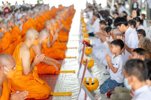 ภาพ No.62531:พิธีถวายบาตรเเละไทยธรรม ในโครงการอุปสมบทหมู่ บูชาธรรมหลวงพ่อธัมมชโย พ.ศ.2567 ณ ลานธรรม พระมหาธรรมกายเจดีย์ วันที่ 13 เมษายน พ.ศ.2567