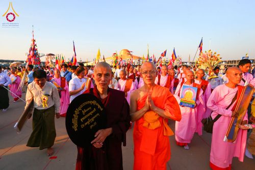 ภาพ No.178168:พิธีทอดผ้าป่าไทย-เมียนมา ครั้งที่ 7 วันอาทิตย์ที่ 1 ธันวาคม พ.ศ.2567 ณ สภาธรรมกายสากล  พระมหาธรรมกายเจดีย์ วัดพระธรรมกาย จ.ปทุมธานี