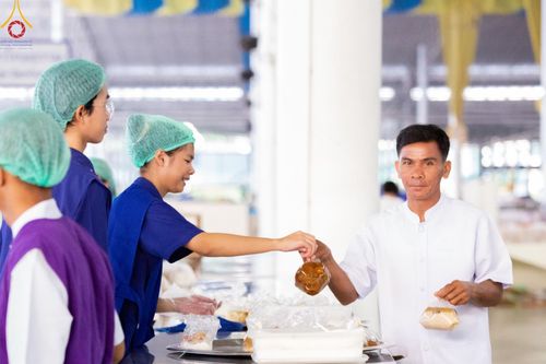 ภาพ No.58791:V.40 ภัตตาหารพระหมื่นวัด เราจัดให้ การปฏิบัติงานของเจ้าหน้าที่และอาสาสมัคร เพื่อรับบุญในการถวายภัตตาหาร แด่คณะสงฆ์ 10,000 กว่าวัดทั่วประเทศ ที่มาร่วมงานวันคุ้มครองโลก จันทร์ที่ 22 เมษายน พ.ศ. 2567 ณ วัดพระธรรมกาย