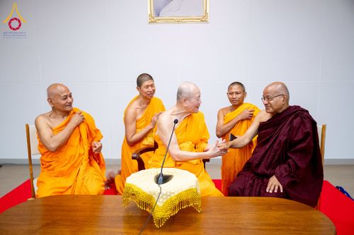 ภาพ No.222686:วันที่ 23 เมษายน พ.ศ. 2568 หลวงพ่อทัตตชีโวต้อนรับคณะสงฆ์เนปาล ณ อาคาร 100 ปี คุณยายมหารัตนอุบาสิกาจันทร์ ขนนกยูง วัดพระธรรมกาย