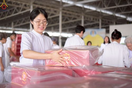 ภาพ No.214306:วันที่ 29 มีนาคม พ.ศ.2568 กิจกรรมใส่ถุงซิปกล่องไทยธรรม เพื่อรักษาความประณีตของกล่องไทยธรรม ในทุกสภาพอากาศ ณ บ้านแก้วเรือนทองคุณยาย วัดพระธรรมกาย