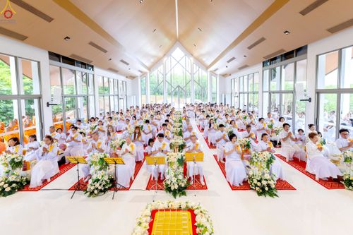 ภาพ No.239365:วันอาทิตย์ที่ 17 สิงหาคม พ.ศ. 2568 พิธีกดปุ่มอัญเชิญรูปเหมือน พระมงคลเทพมุนี (สด จันทสโร)  ณ มหาวิหารแก้วพระมงคลเทพมุนี  ศูนย์ปฏิบัติธรรมแก้วเมืองเลย