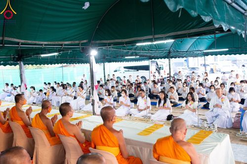 พิธีถวายภัตตาหารเป็นสังฆทาน แด่คณะพระธรรมยาตราฯ ในโครงการธรรมยาตรากตัญญูบูชา มหาปูชนียาจารย์ พระมงคลเทพมุนี(สด จนฺทสโร) พระผู้ปราบมาร อนุสรณ์สถาน 7 แห่ง ปีที่ 12 วันที่ 8 มกราคม พ.ศ. 2567 ณ อนุสรณ์สถานมหาวิหารพระมงคลเทพมุนี (โลตัสแลนด์) อ.สองพี่น้อง จ.สุ