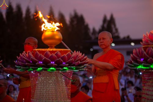ภาพ No.109786:พิธีจุดประทีปถวายเป็นพุทธบูชา และบูชาธรรมมหาปูชนียาจารย์ วันที่ 10 มกราคม พ.ศ. 2567 ณ อนุสรณ์สถานคลองบางนางแท่น อ.สามพราน จ.นครปฐม