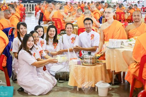 พิธีถวายภัตตาหารเมนูสวรรค์ ในพรรษาแห่งการเข้าถึงธรรม วันที่ 10 ตุลาคม พ.ศ. 2567 ณ สภาธรรมกายสากล วัดพระธรรมกาย