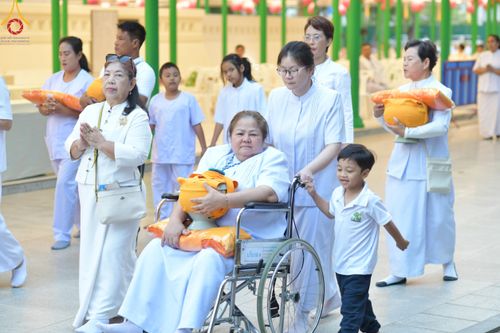 ภาพ No.199642:โครงการอุปสมบทหมู่บูชาธรรม 116 ปี คุณยายอาจารย์มหารัตนอุบาสิกาจันทร์ ขนนกยูง โครงการอุปสมบทหมู่ธรรมทายาท ระดับอุดมศึกษา รุ่นที่ 51 ภาคฤดูหนาว  ณ โบสถ์พระไตรปิฏก วัดพระธรรมกาย จ.ปทุมธานี  วันที่ 11 มกราคม พ.ศ. 2568 โดยมีพระครูปลัดรัตนวีรวัฒน์ เจ้าอาวาสวัด