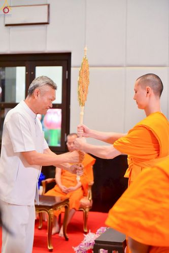 ภาพ No.230909:วันอังคารที่ 1 กรกฎาคม พ.ศ. 2568 ผู้ว่าราชการจังหวัดปทุมธานี เป็นประธานพิธีต้อนรับ สัญญาบัตร พัดยศ พระครูสัญญาบัตรสายต่างประเทศ วัดพระธรรมกาย ประจำปี พ.ศ. 2568 จำนวน 19 รูป