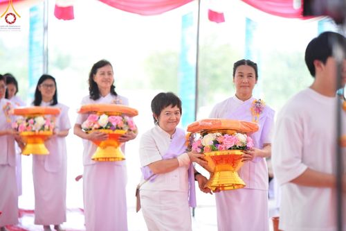 ภาพ No.158084:พิธีทอดผ้าป่า ติดตั้งแผ่นสิริฉะทะนะรัสมี(หลังคา) อาคาร 80 ปี หลวงพ่อธัมมชโย วันอาทิตย์ที่ 22 กันยายน พ.ศ. 2567 ณ ศูนย์ปฏิบัติธรรมวิหารแดง อ.วิหารแดง จ.สระบุรี