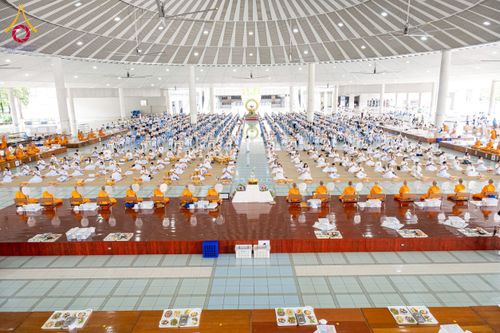 ภาพ No.276431:วันศุกร์ที่ 5 ธันวาคม พ.ศ. 2568 (วันพระ ขึ้น 15 ค่ำ เดือน 1) พิธีบุพเปตพลี ครั้งที่ 175 ร่วมอุทิศบุญแด่หมู่ญาติที่ล่วงลับไปแล้ว และสืบทอดอายุพระพุทธศาสนา ณ หอฉันคุณยายอาจารย์ฯ วัดพระธรรมกาย