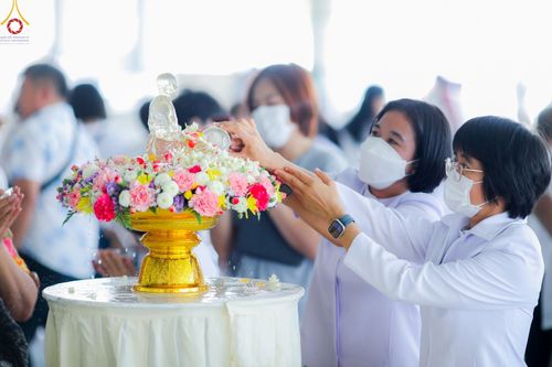 ภาพ No.80240:สาธุชนร่วมสรงน้ำพระและทำบุญ เนื่องในวันสงกรานต์ ณ หอฉันคุณยายอาจารย์ฯ วัดพระธรรมกาย วันที่ 13 เมษายน พ.ศ. 2566