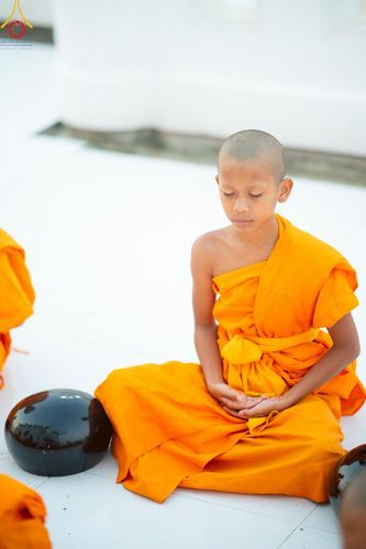 ภาพ No.62223:Photo Story  มหัศจรรย์วัดดงดินแดง Episode 4 กิจกรรมตักบาตรฉลองพระ-เณรกว่า 500 รูป