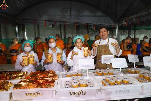 ภาพ No.189941:พิธีถวายภัตตาหารเป็นสังฆทาน แด่พระธรรมยาตรา ณ อนุสรณ์สถานมหาวิหารพระมงคลเทพมุนี (โลตัสแลนด์) อ.สองพี่น้อง จ.สุพรรณบุรี ในโครงการธรรมยาตรา กตัญญูบูชา มหาปูชนียาจารย์ พระมงคลเทพมุนี(สด จนฺทสโร) พระผู้ปราบมาร อนุสรณ์สถาน 7 แห่ง ปีที่ 13 วันที่ 6 มกราคม 2568