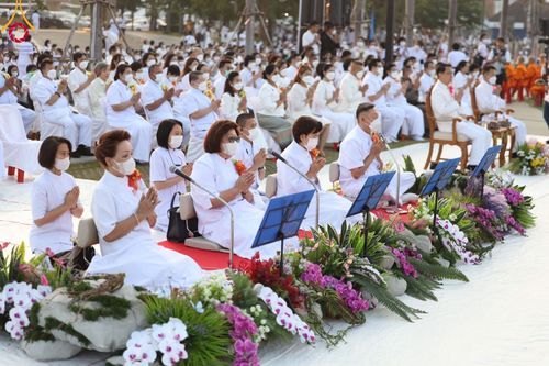 ภาพ No.101738:ตักบาตรพระ 10,000 รูป เติมบุญให้แผ่นดิน เนื่องในโอกาส 192 ปี จังหวัดกาญจนบุรี หนึ่งในโครงการตักบาตรพระ 2,000,000 รูป  77 จังหวัดทุกวัดทั่วไทย วันจันทร์ที่ 11 ธันวาคม พ.ศ. 2566 บริเวณถนนสองแคว (SKY WALK) เมืองกาญจนบุรี